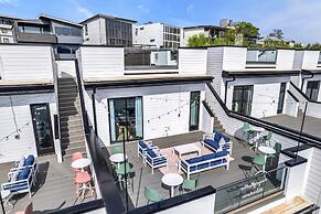 Luxury Stay With Rooftop Views in Prime Location