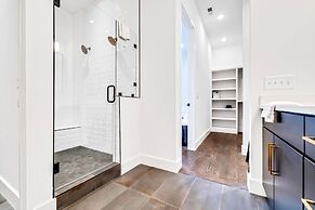 Luxury Stay With Rooftop Views in Prime Location