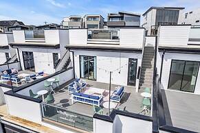 Luxury Stay With Rooftop Views in Prime Location