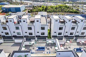 Luxury Stay With Rooftop Views in Prime Location