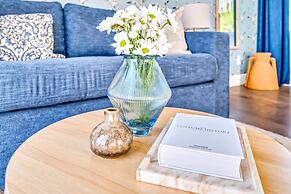 Luxury Stay With Rooftop Views in Prime Location