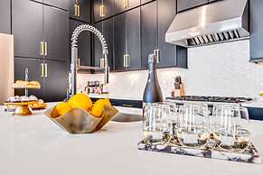 Luxury Stay With Rooftop Views in Prime Location