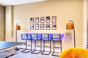 Luxury Stay With Rooftop Views in Prime Location