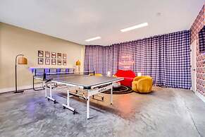 Luxury Stay With Rooftop Views in Prime Location