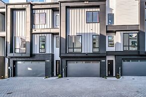 Luxury Stay With Rooftop Views in Prime Location