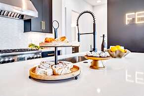 Luxury Stay With Rooftop Views in Prime Location