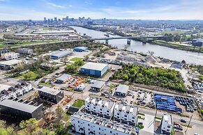 Luxury Stay With Rooftop Views in Prime Location