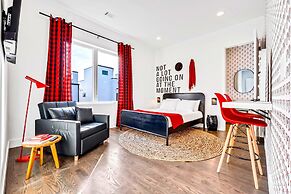 Luxury Stay With Rooftop Views in Prime Location