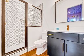 Luxury Stay With Rooftop Views in Prime Location