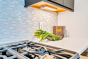 Luxury Stay With Rooftop Views in Prime Location