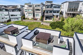 Luxury Stay With Rooftop Views in Prime Location