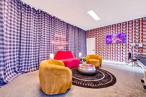 Luxury Stay With Rooftop Views in Prime Location