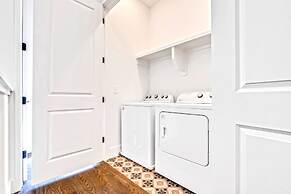 Luxury Stay With Rooftop Views in Prime Location