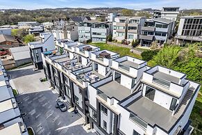 Luxury Stay With Rooftop Views in Prime Location