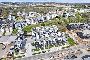 Luxury Stay With Rooftop Views in Prime Location