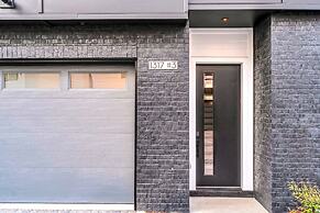 Luxury Stay With Rooftop Views in Prime Location