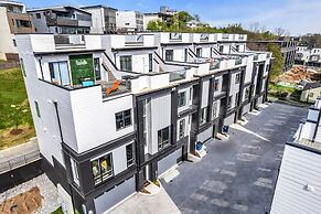 Luxury Stay With Rooftop Views in Prime Location