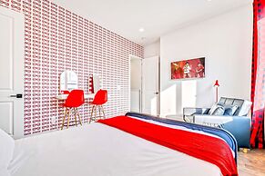 Luxury Stay With Rooftop Views in Prime Location