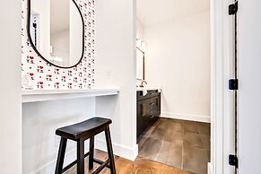 Luxury Stay With Rooftop Views in Prime Location