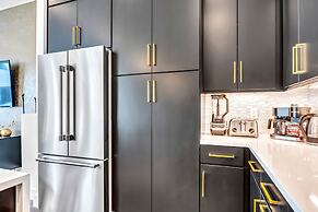 Luxury Stay With Rooftop Views in Prime Location