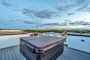 Speakeasy Rooftop Decks Hot Tub Karaoke