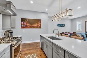 Luxury Townhome With Rooftop Deck Skyline Views