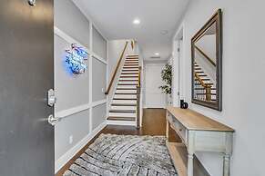 Luxury Townhome With Rooftop Deck Skyline Views