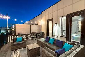 Luxury Townhome With Rooftop Deck Skyline Views