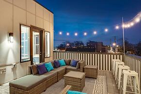Luxury Townhome With Rooftop Deck Skyline Views