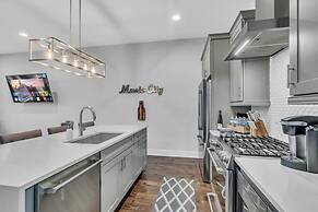 Luxury Townhome With Rooftop Deck Skyline Views