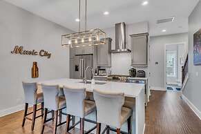 Luxury Townhome With Rooftop Deck Skyline Views