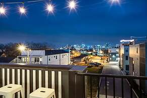 Luxury Townhome With Rooftop Deck Skyline Views