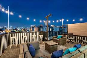 Luxury Townhome With Rooftop Deck Skyline Views