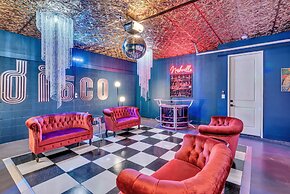 Rooftop Hot Tub City Views Disco Lounge