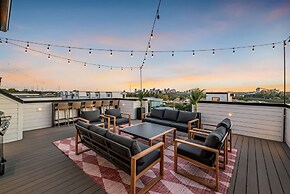 Rooftop Hot Tub City Views Disco Lounge