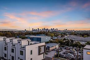Rooftop Hot Tub City Views Disco Lounge