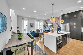 Rooftop Hot Tub City Views Pac-man Pool Table