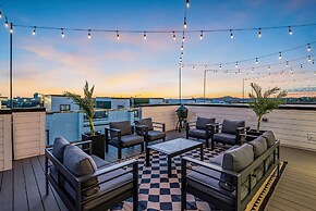 Rooftop Hot Tub City Views Pac-man Pool Table