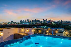 Rooftop Hot Tub City Views Pac-man Pool Table