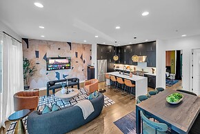 Rooftop Hot Tub City Views Pac-man Pool Table