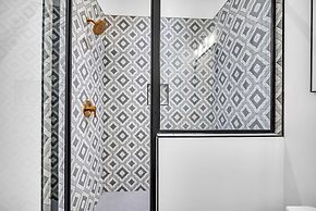 Rooftop Hot Tub City Views Pac-man Pool Table