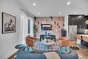 Rooftop Hot Tub City Views Pac-man Pool Table