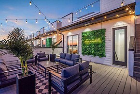 Rooftop Hot Tub City Views Pac-man Pool Table