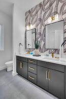 Rooftop Hot Tub City Views Pac-man Pool Table