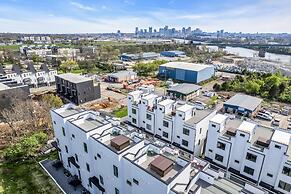 Rooftop Hot Tub City Views Pac-man Pool Table