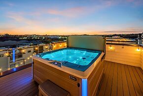 Rooftop Hot Tub City Views Pac-man Pool Table