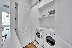 Rooftop Hot Tub City Views Pac-man Pool Table