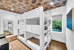 Rooftop Hot Tub City Views Pac-man Pool Table