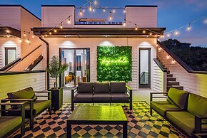 Rooftop Hot Tub City Views Pac-man Pool Table