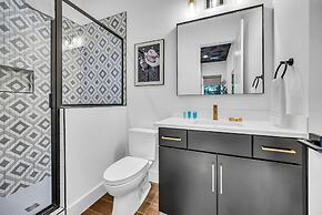 Rooftop Hot Tub City Views Pac-man Pool Table